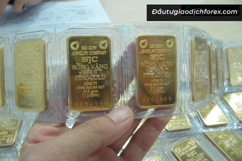 Các doanh nghiệp sản xuất vàng lớn thường sẽ gắn logo công ty của mình trên các sản phẩm